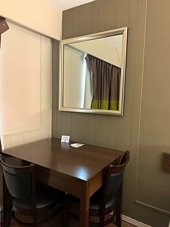 Studio with Two Queen Beds - Non-Smoking