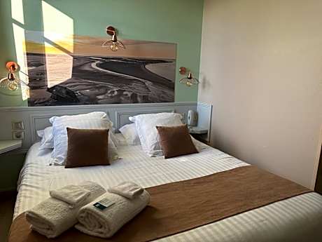 Logis Hôtel- Restaurant Le Relais Guillaume de Normandy-PARKING GRATUIT-Bornes électriques-VUE BAIE TERRASSE-Calme