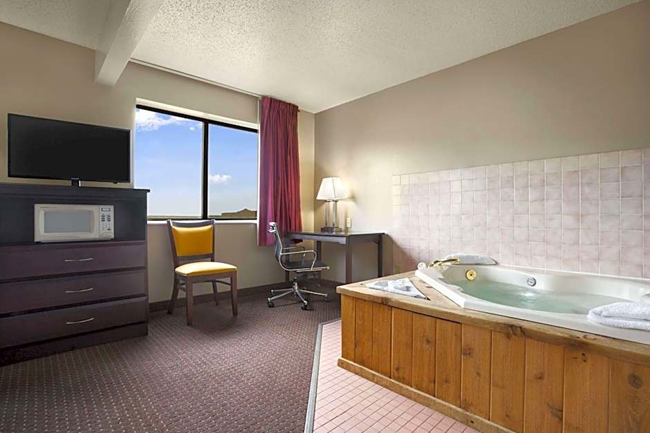 Super 8 by Wyndham Cameron