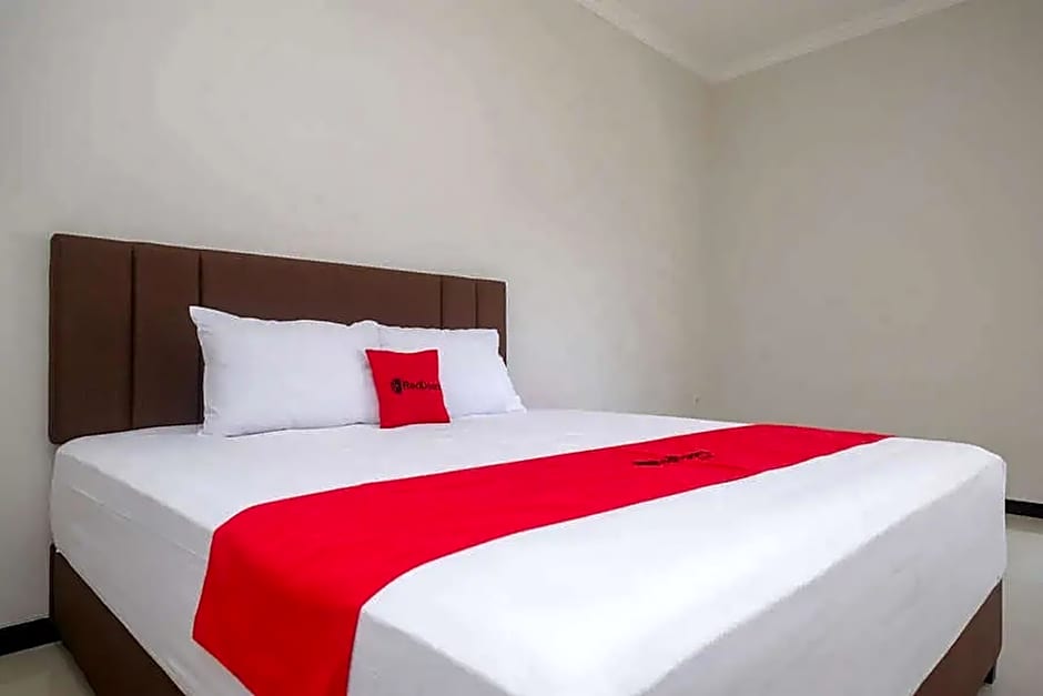 RedDoorz Syariah near Solo Paragon Mall 2