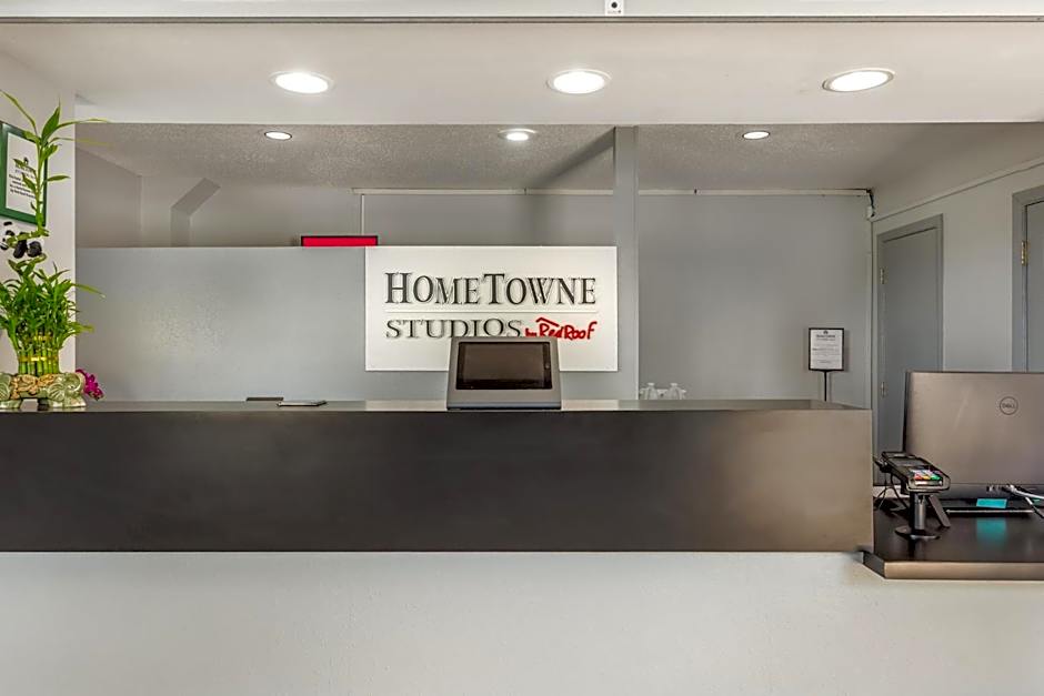 HomeTowne Studios & Suites by Red Roof Greensboro