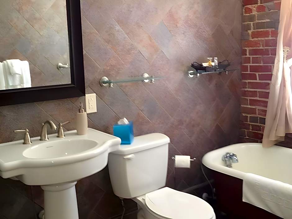 Hamilton House Inn