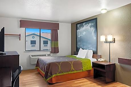 1 Queen Bed Pet-Friendly Non-Smoking