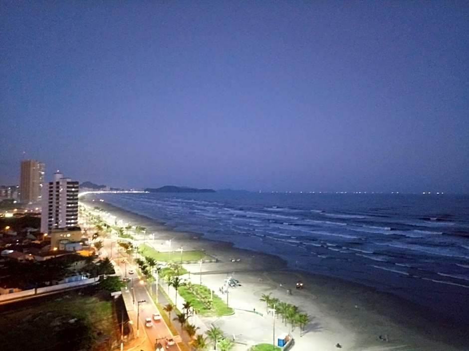 Prédio com piscina na cobertura frente ao mar, apartamento para até 6 pessoas e 3 crianças até 8 anos, churrasqueira na sacada, Wi-Fi grátis, NÃO oferecemos roupas de cama e banho, 1 vaga de garagem, na Praia Grande-Vila Mirim