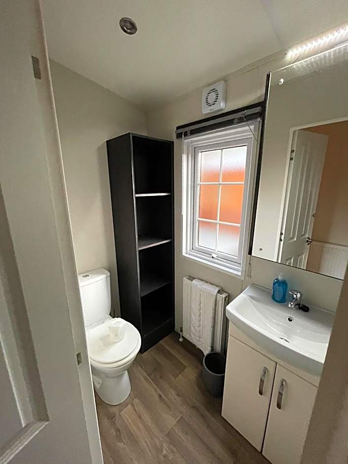 Angie's Haven, Superb 2 Bedroom Lodge with Hot Tub - Sleeps 6 - Felmoor Park