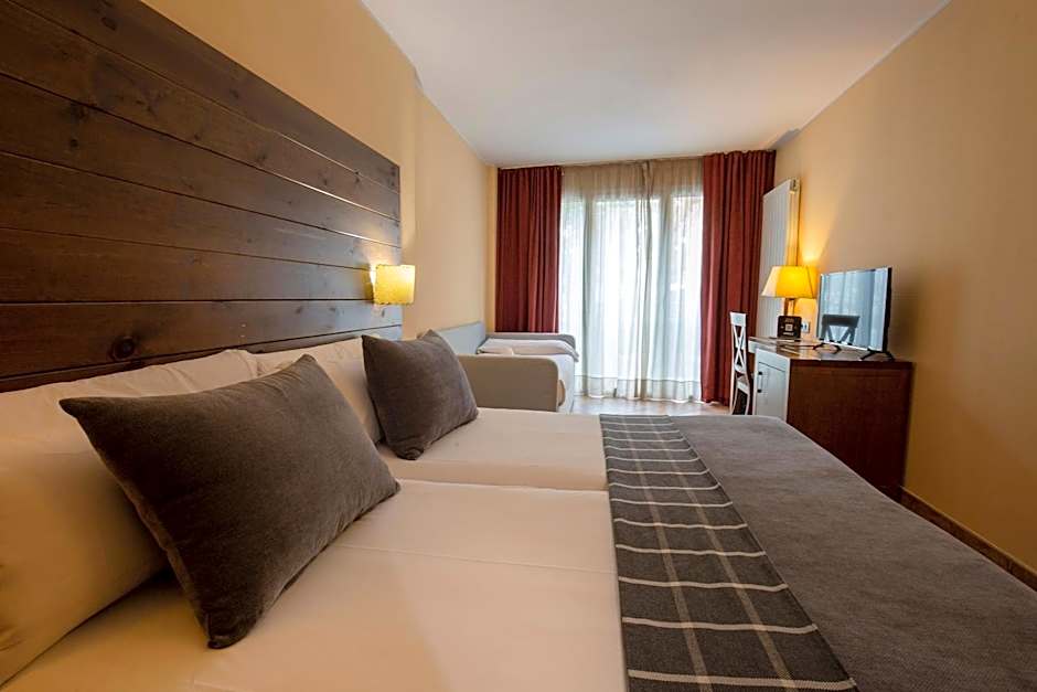Zdjęcie 1 z 8 — Triple Room