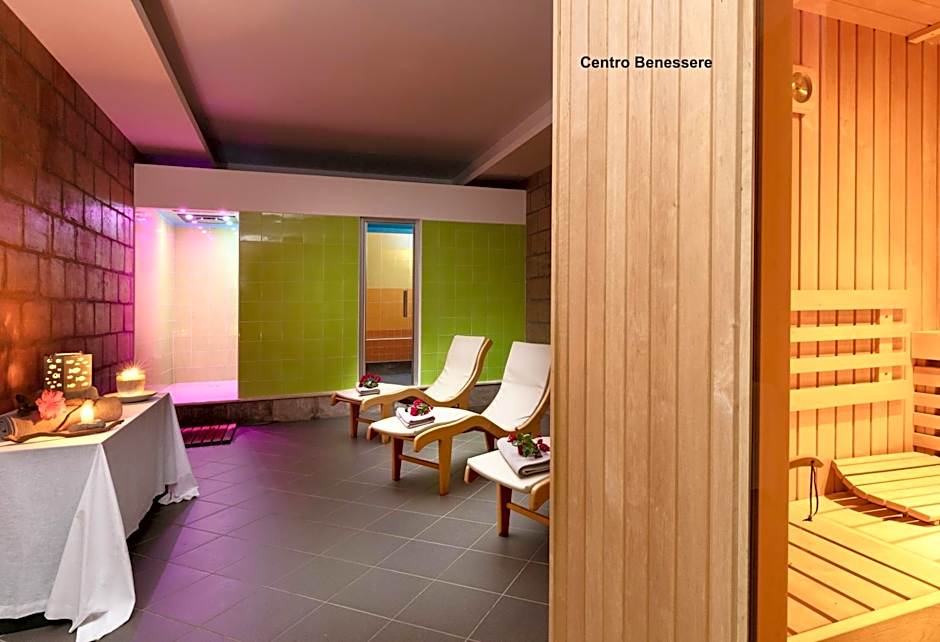 Ecovillage with swimming-pool surrounded by greenery, apartments with air conditioning and outdoor private area