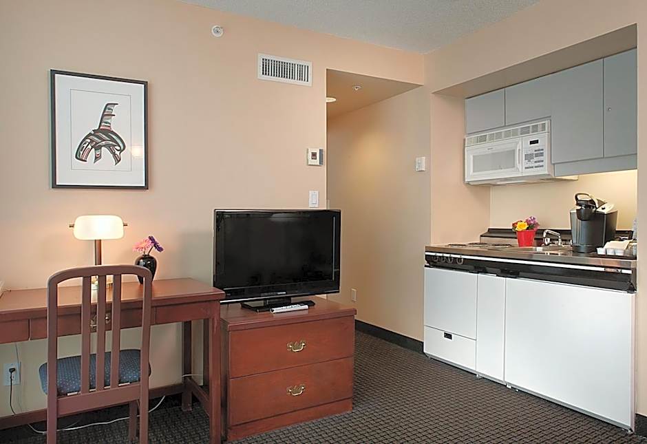 Rosedale on Robson Suite Hotel
