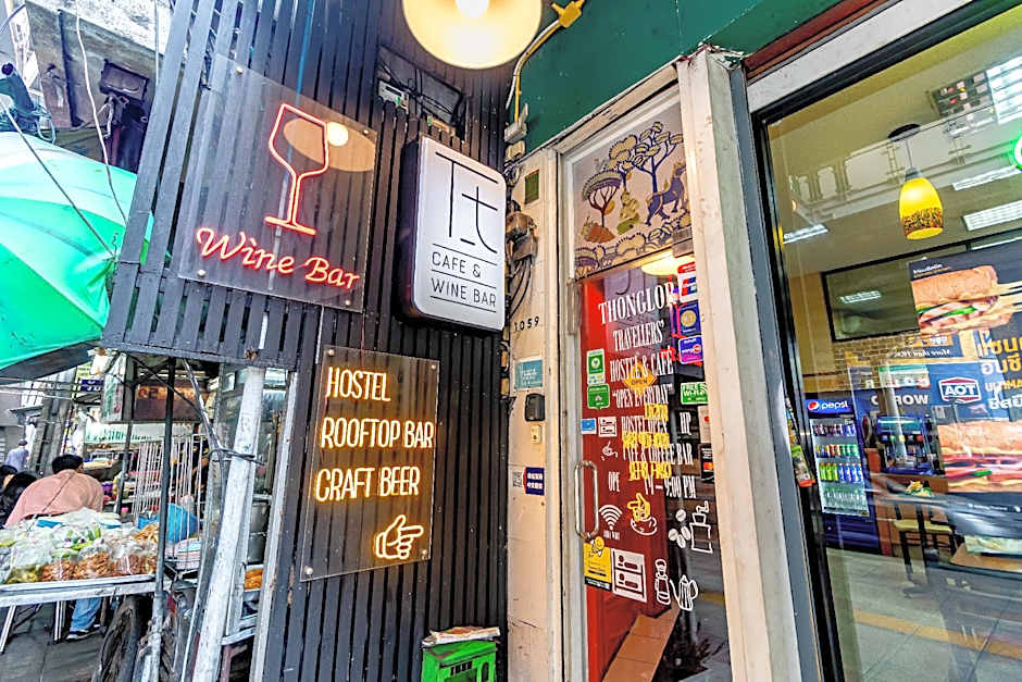 Thonglor travellers' hostel and cafe'