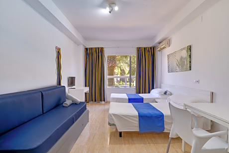 POOL VIEW STUDIO 2 ADULTS + 2 CHILDREN