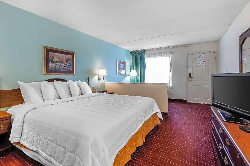 Photo 1 of 8 of 1 King Bed, Nonsmoking