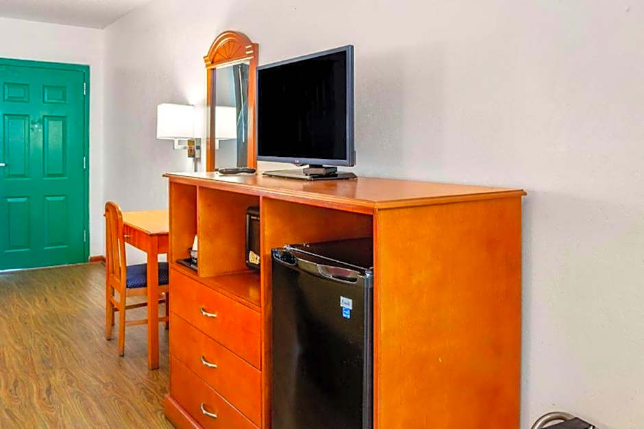 Econo Lodge Inn & Suites
