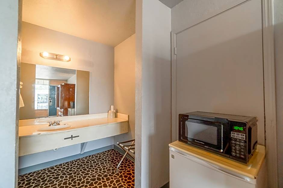 Castle Inn & Suites by OYO Lawton