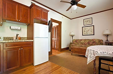 Deluxe Queen Suite