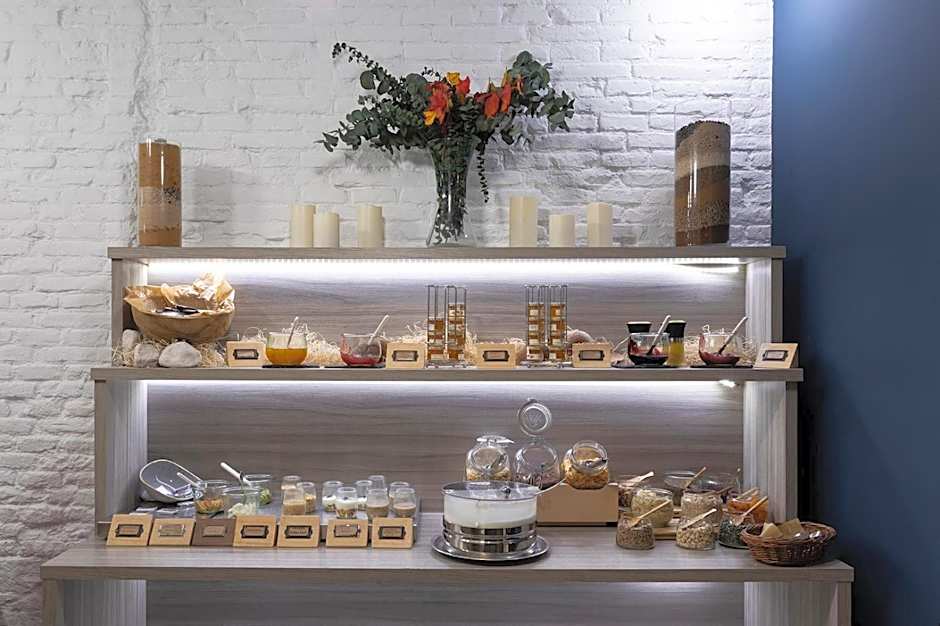 Petit Palace Lealtad Plaza