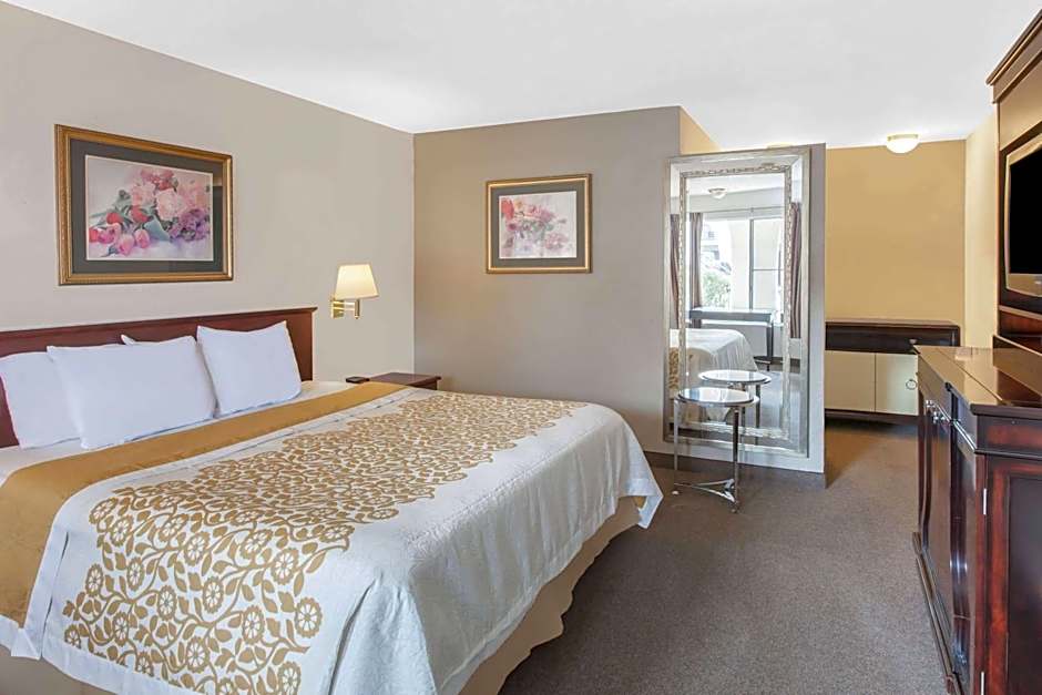 Days Inn by Wyndham Camarillo - Ventura