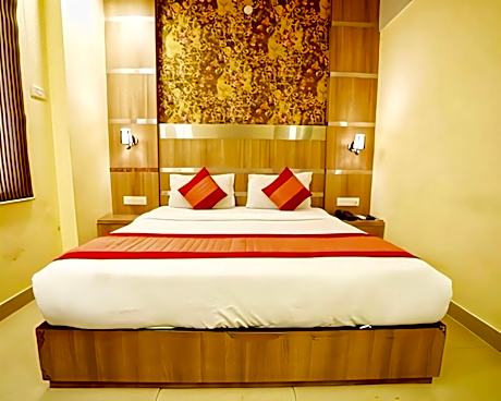 Deluxe - 1 Queen Bed