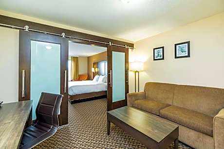 King Suite - Non-Smoking