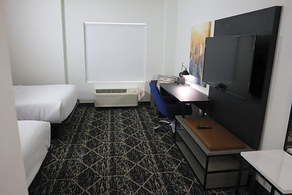 La Quinta Inn & Suites by Wyndham Houston Bush Iah South