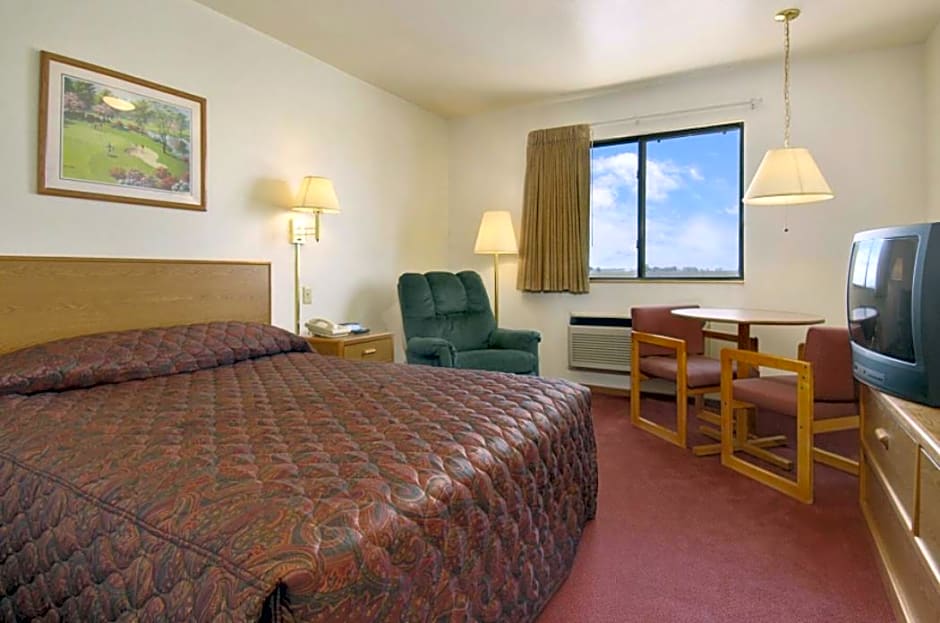 Super 8 by Wyndham Missouri Valley