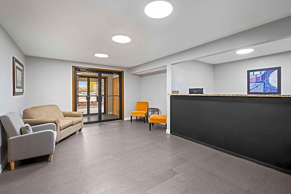 Super 8 by Wyndham Waverly