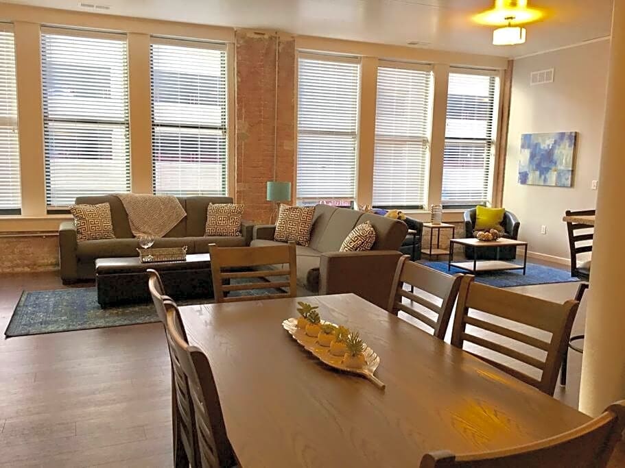 1480Sq ft 2BR 2BA LOFT Downtown KC Historic Build
