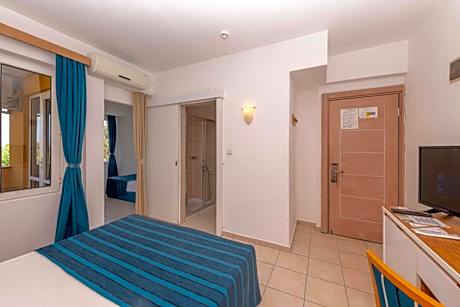 Standard Room (2 Adults + 2 Children)