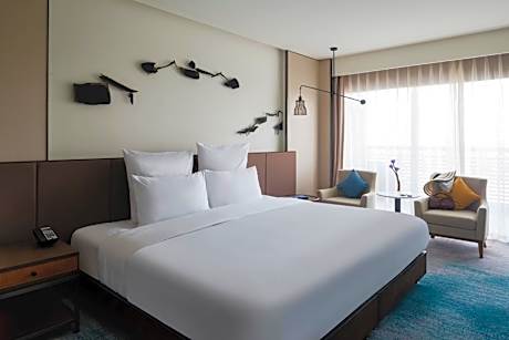 Executive Suite with One Bed and Lake View - Lounge Benefits