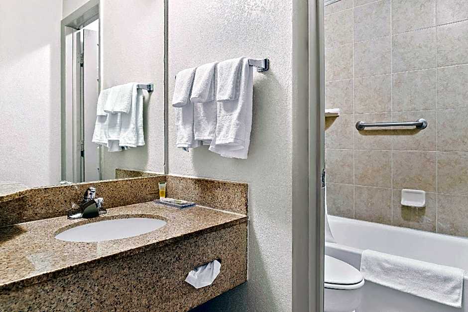Days Inn & Suites by Wyndham Warren