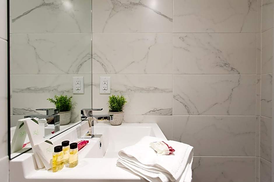 16 Studio Apartment-Hotel in Little Italy by Den Stays