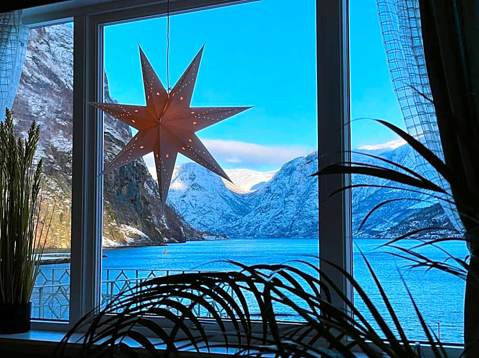 Svingen Guesthouse - Panoramic Fjord Views in Flåm