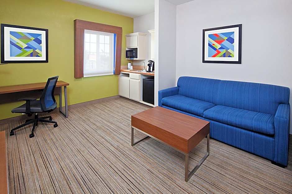 Holiday Inn Express and Suites Tulare By IHG