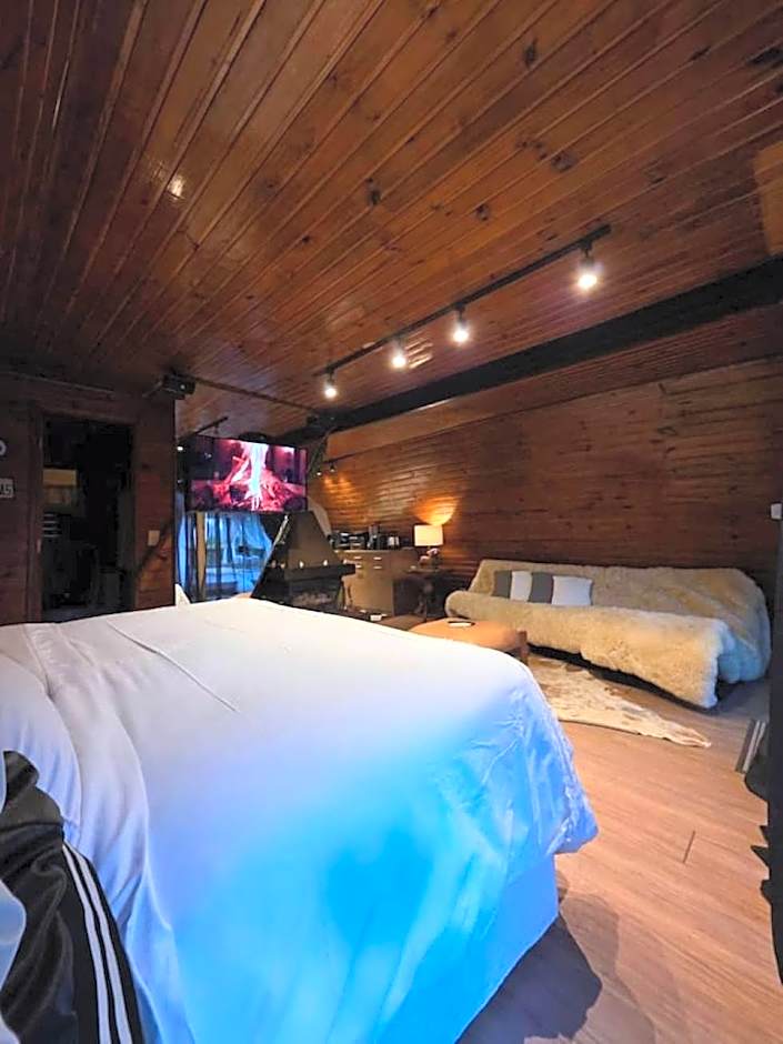 Chalét com jacuzzi sauna lareira e telao cinema