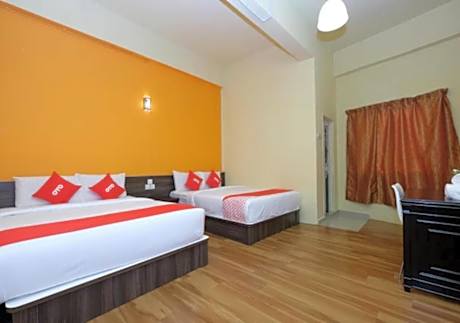 Quadruple Room with Private Bathroom