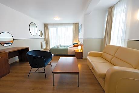 Deluxe Family Room (2 Adults + 2 Children)