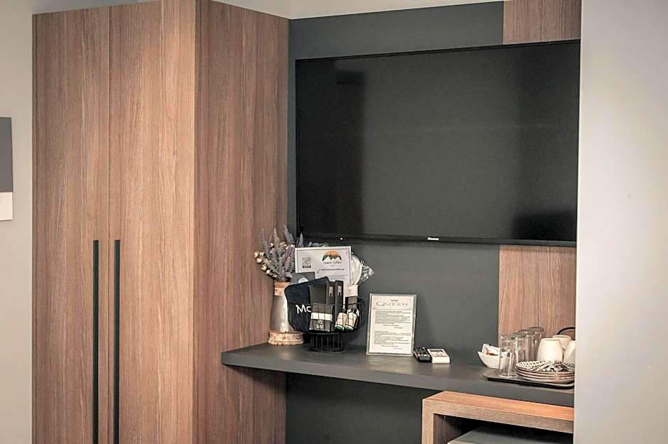 Elizabeth Queen Luxuxy Rooms