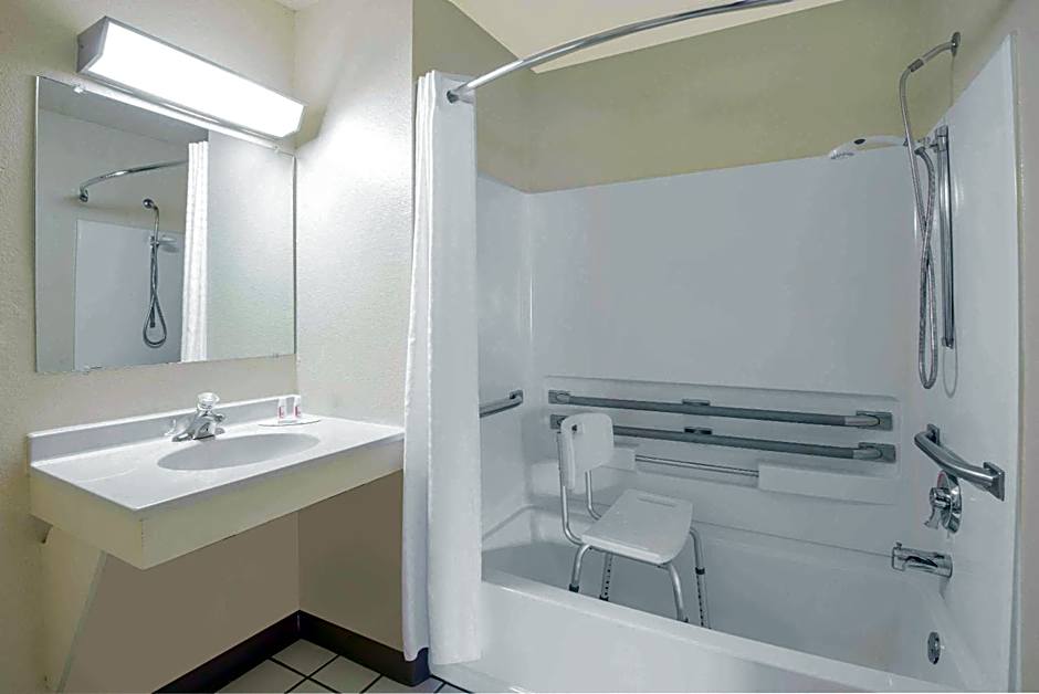 Super 8 by Wyndham Altoona