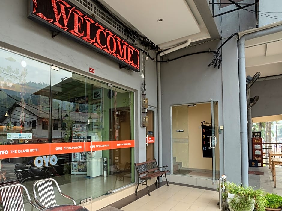 OYO 44078 The Island Hotel