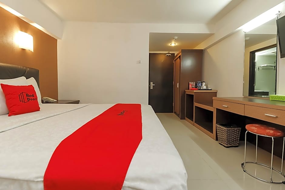 RedDoorz Plus @ Grand Populer Hotel Makassar