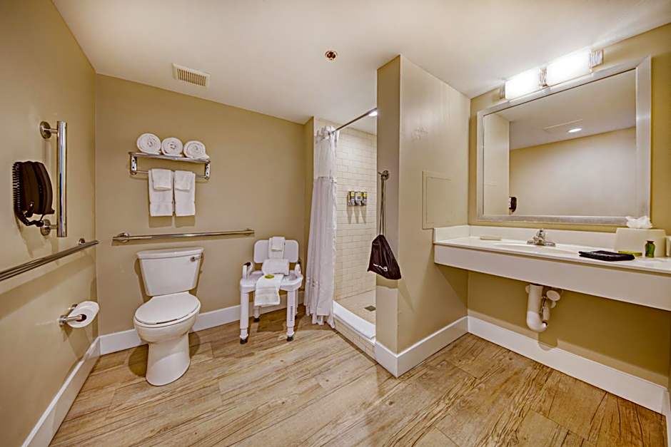 Commander Hotel & Suites