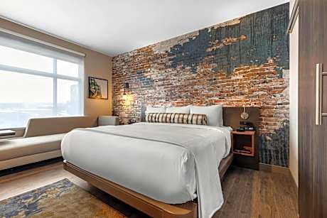 King Room with tub - Accessible/Non-Smoking