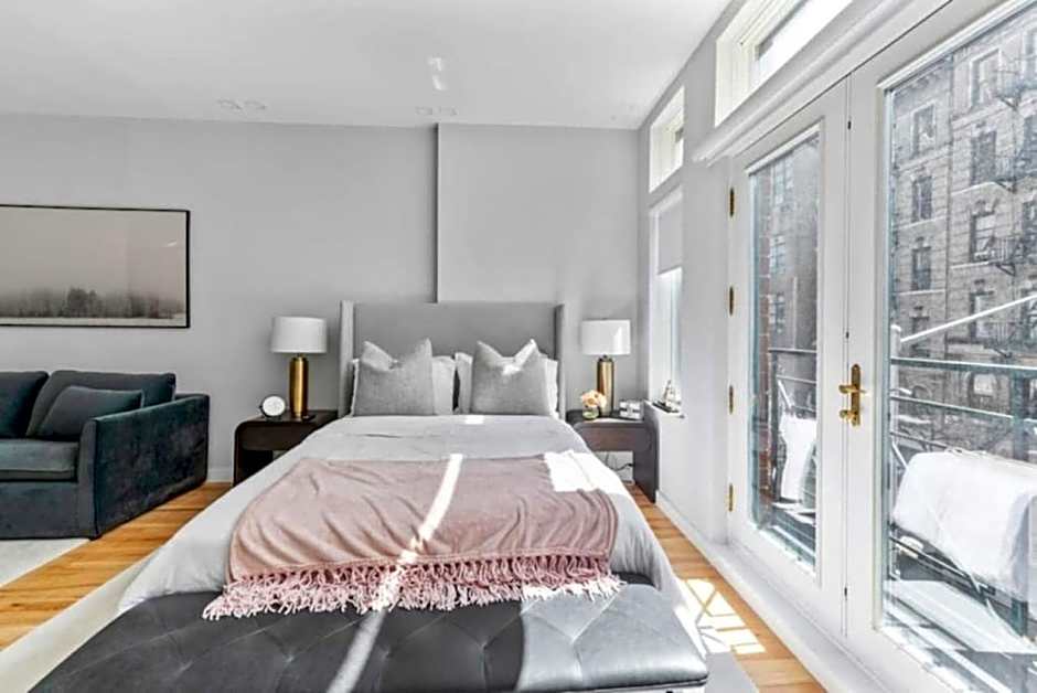 Luxe Studio w Juliet Balcony in Upper East