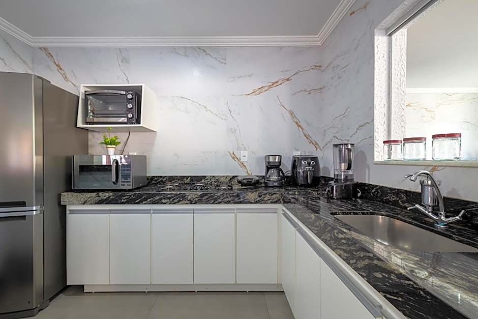 Muito espaço para criançada brincar! Casa com Piscina e Churrasqueira Privativa! Até 14Pax