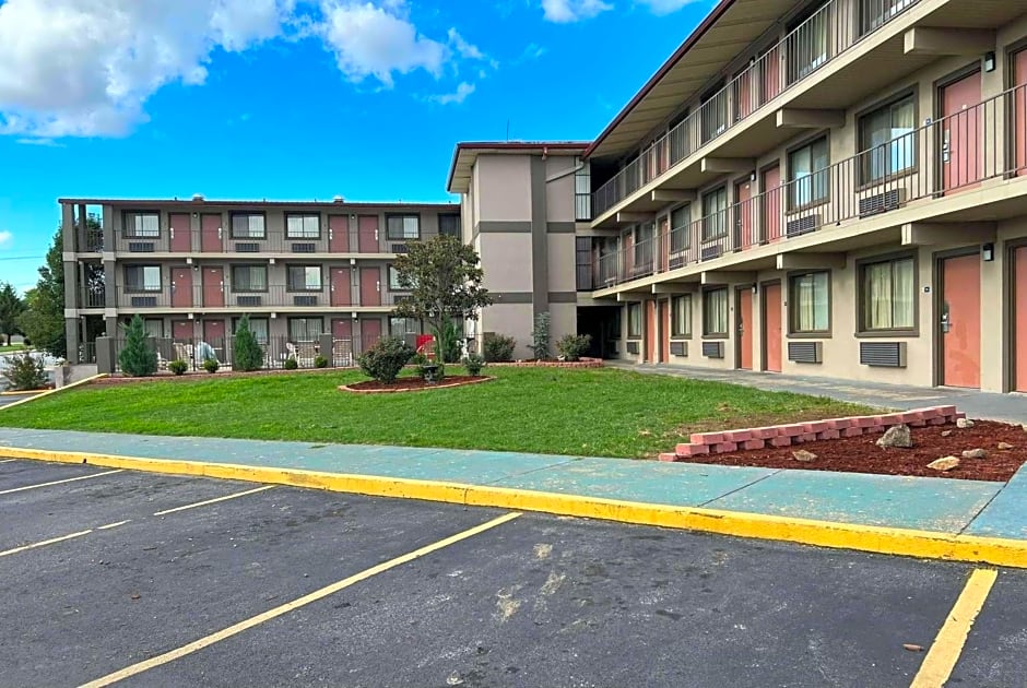 Days Inn & Suites by Wyndham Springfield on I-44