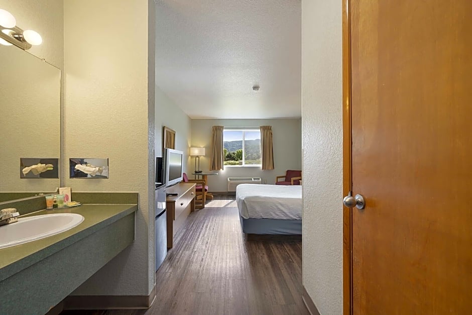 Garibaldi Inn at the Bay