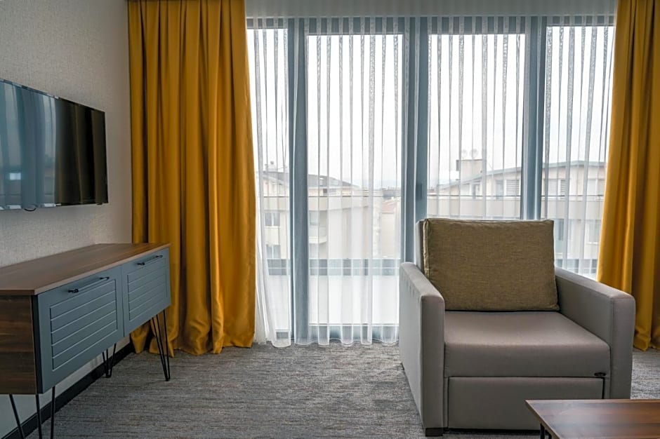 Leo Suites