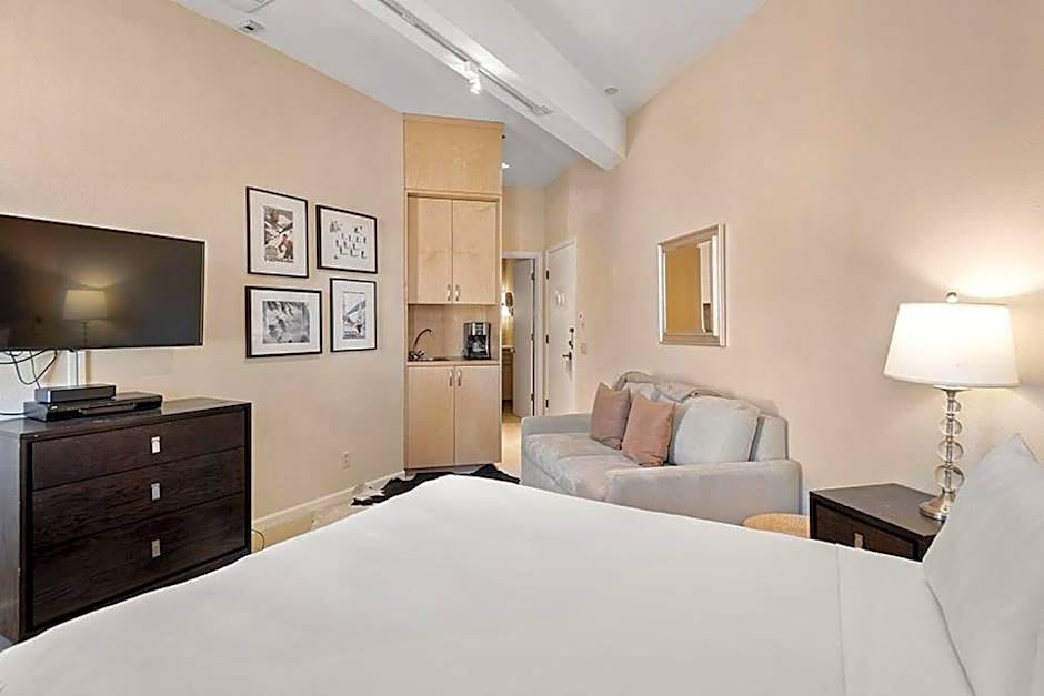 Independence Square 304, Stylish Hotel Room with Downtown Views & Great Location