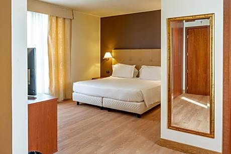 Queen Suite with Spa Bath