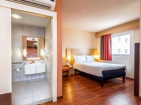 STANDARD ROOM, QUEEN SIZE BED, FACILITIES FOR PHYSICALLY IMPAIRED GUESTS