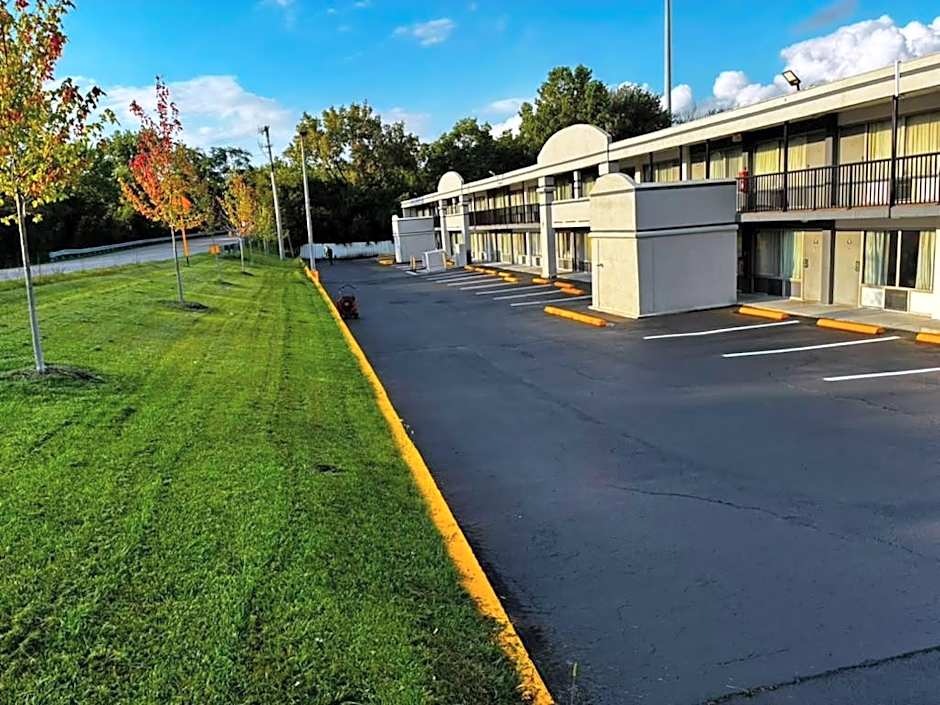 Days Inn & Suites by Wyndham Dayton North